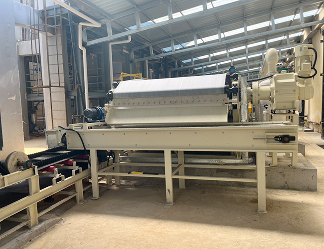 橡膠帶式(shì)真空過濾機 橡膠帶式真空過濾機